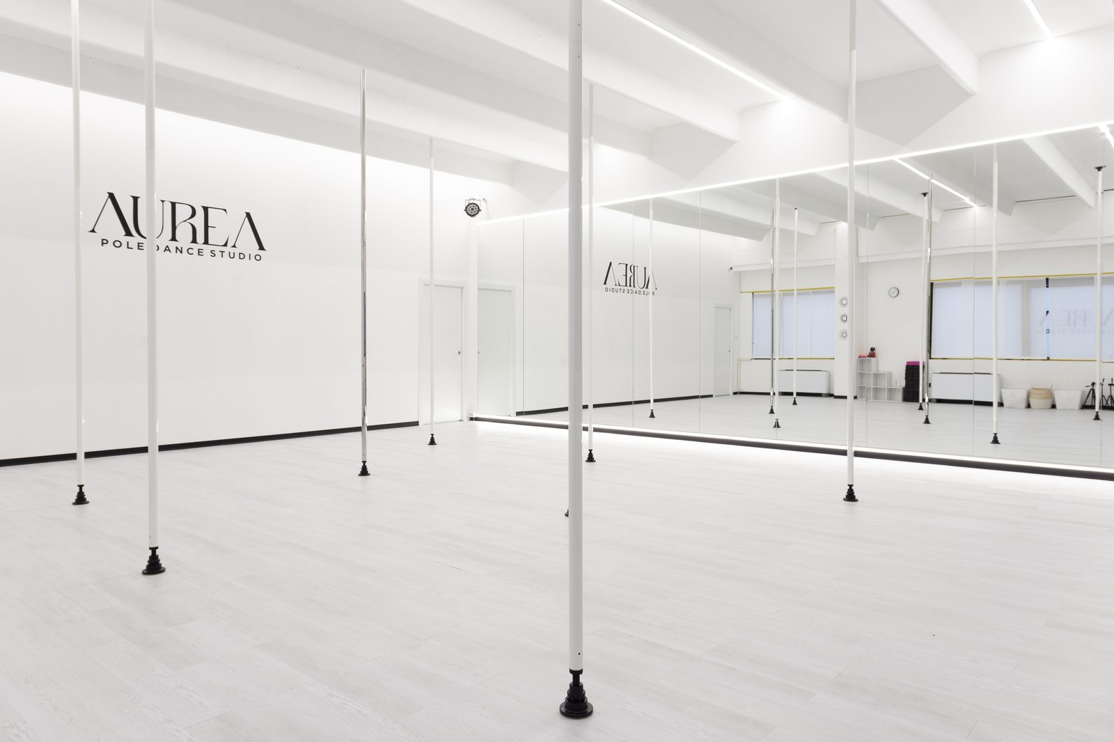 Sala principale Aurea con pali e specchi