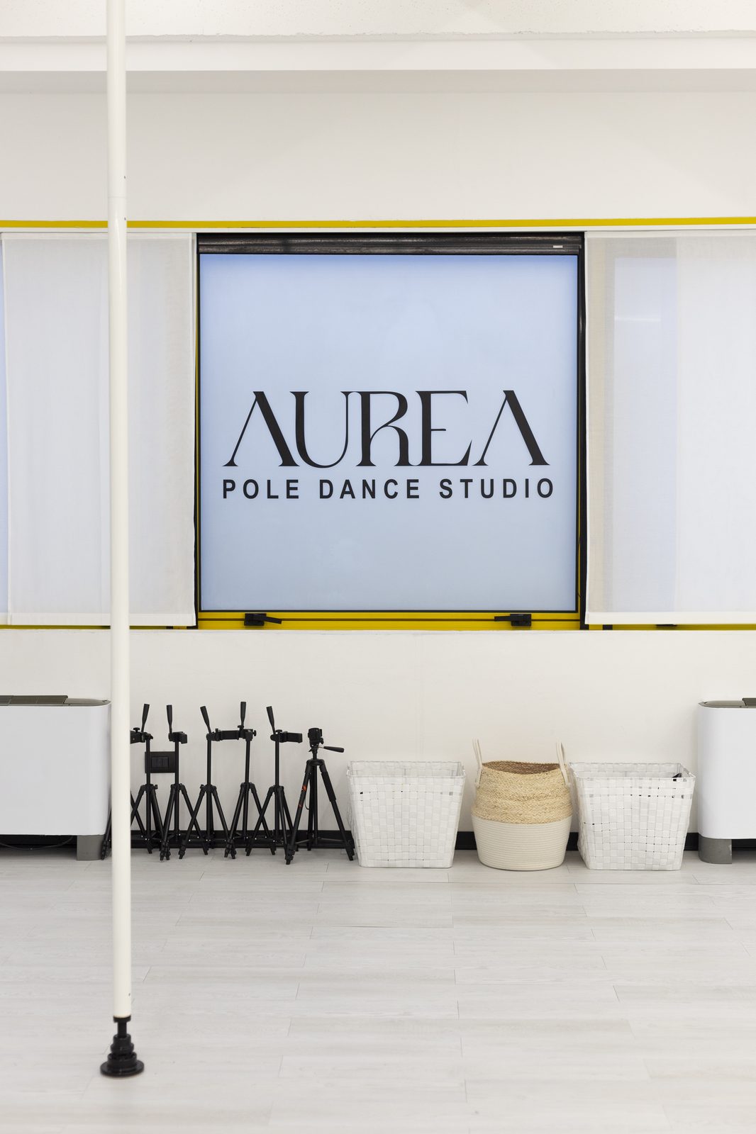 Logo Aurea Pole Dance Studio nella sala